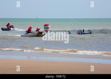 , Boscombe Bournemouth, Dorset, UK 17 avril 2016. Action renvoie à Boscombe avec les premières opérations de la RYA Thundercats championnats nationaux par le 5ème prb mis à l'UK à Boscombe beach, Dorset, UK Crédit : Carolyn Jenkins/Alamy Live News Banque D'Images