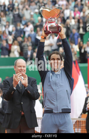 Monte Carlo, Monte Carlo. 17 avr, 2016. 17.04.2016 : Monte Carlo Rolex Masters Tennis : Rafael Nadal a battu David Ferrer 7-5 5-7 6-0 pour réclamer un neuvième titre Masters Monte Carlo au Monte-Carlo Country Club. © Michael Cullen/ZUMA/Alamy Fil Live News Banque D'Images