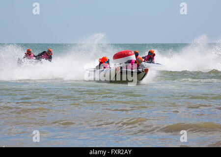 , Boscombe Bournemouth, Dorset, UK 17 avril 2016. Action renvoie à Boscombe avec les premières opérations de la RYA Thundercats championnats nationaux par le 5ème prb mis à l'UK à Boscombe beach, Dorset, UK Crédit : Carolyn Jenkins/Alamy Live News Banque D'Images