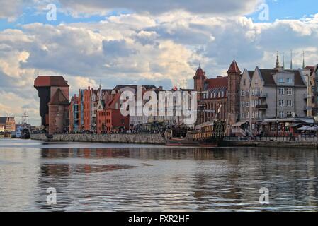 Gdansk, Pologne 17ème, avril 2016 pople profiter synny temps de printemps à marcher le long des rues de la vieille ville de Gdansk et de la rivière Motlawa bank à Gdansk. Vue générale de la rivière Motlawa est vu Crédit : Michal Fludra/Alamy Live News Banque D'Images