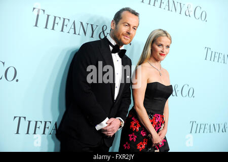 La ville de New York. Apr 15, 2016. Frédéric Cumenal (L) et Reese Witherspoon assister à Tiffany & Co. célèbre le livre bleu 2016 à la Cunard Building le 15 avril 2016 à New York. © dpa/Alamy Live News Banque D'Images