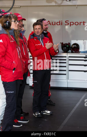 Silverstone, UK. 17 avr, 2016. FIA World Endurance Championship Round 1, 6 heures de Silverstone. Alan McNish dans le garage Audi. © Plus Sport Action/Alamy Live News Banque D'Images