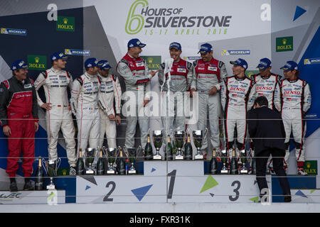 Silverstone, UK. 17 avr, 2016. FIA World Endurance Championship Round 1, 6 heures de Silverstone. Le champagne pop début pour Audi. © Plus Sport Action/Alamy Live News Banque D'Images