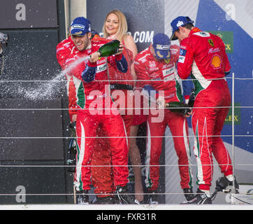 Silverstone, UK. 17 avr, 2016. FIA World Endurance Championship Round 1, 6 heures de Silverstone. Sam Bird pulvérise le champagne. © Plus Sport Action/Alamy Live News Banque D'Images