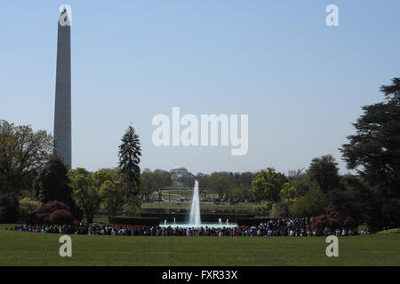 Washington, DC, USA. 17 avr, 2016. Avis des visiteurs près de la fontaine sur la pelouse Sud de la Maison blanche au cours de la visite du jardin de printemps, avec le Monument de Washington et Jefferson Memorial vu dans l'arrière-plan. © Evan Golub/ZUMA/Alamy Fil Live News Banque D'Images