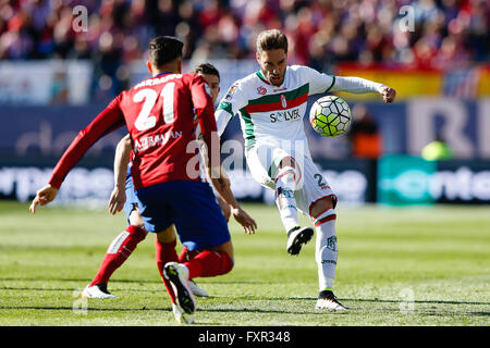 Madrid, Espagne. 17 avr, 2016. Ruben Rochina (23) granada CF. La Liga entre l'Atletico de Madrid et Grenade CF au Vicente Calderón, Madrid, Espagne, le 17 avril 2016 . Credit : Action Plus Sport/Alamy Live News Banque D'Images