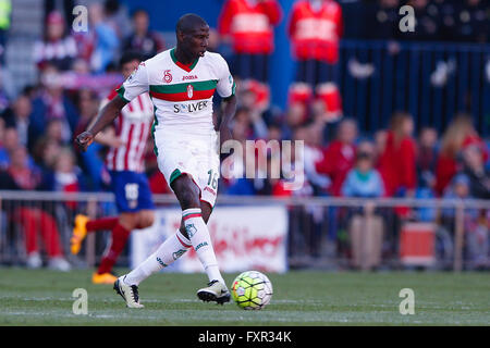 Madrid, Espagne. 17 avr, 2016. Abdoulaye Doucouré (16) granada CF. La Liga entre l'Atletico de Madrid et Grenade CF au Vicente Calderón, Madrid, Espagne, le 17 avril 2016 . Credit : Action Plus Sport/Alamy Live News Banque D'Images