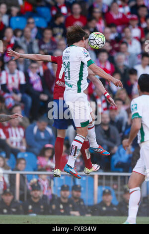 Madrid, Espagne. 17 avr, 2016. Rene Krhin (21) granada CF. La Liga entre l'Atletico de Madrid et Grenade CF au Vicente Calderón, Madrid, Espagne, le 17 avril 2016 . Credit : Action Plus Sport/Alamy Live News Banque D'Images