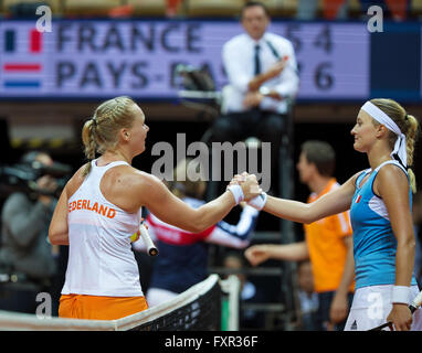 Arena Loire, TrŽlazŽ, France, le 16 avril, 2016, demi-finale FedCup, France-Netherlands, Kiki Bertens (NED) remporte le match et met des Pays-Bas dans le cadre d'un 2-1 plomb, et est félicité par Kristina Mladenovic (R) Photo : Henk Koster/Tennisimages/Alamy Live News Banque D'Images