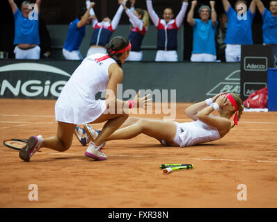 Arena Loire, TrŽlazŽ, France, le 16 avril, 2016, demi-finale FedCup, France-Netherlands, Doubles : Garcia (L) Mladenovic (Fra) remporte le dernier point en de victoire française, rendez-vous sur la finale ! Photo : Henk Koster/Tennisimages/Alamy Live News Banque D'Images