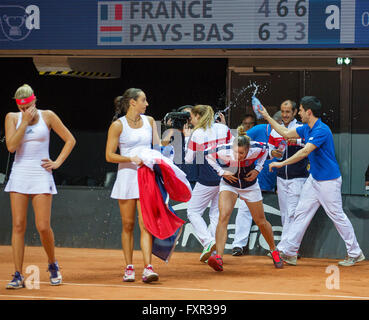 Arena, Loire Trelaze, France, le 16 avril, 2016, demi-finale FedCup, France-Netherlands, Doubles : Garcia/Mladenovic (Fra) remporte le match final fin de célébrer avec l'équipe, Photo : Henk Koster/Tennisimages/Alamy Live News Banque D'Images