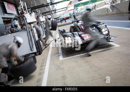 Silverstone, UK. 17 avr, 2016. Le No1 Porsche 919 Hybrid conduit par Timo Bernhard/Mark Webber/Brendon Hartley dans les stands pendant 6 heures de Silverstone. Crédit : Steven re/Alamy Live News Banque D'Images