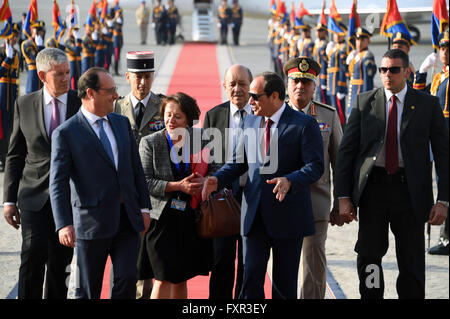 17 avril 2016 - Le Caire, Egypte - Le Président français François Hollande arrive en Egypte pour une visite d'Etat de 2 jours, pour des entretiens bilatéraux et des accords commerciaux avec des entreprises françaises. Le document de la présidence égyptienne (photo). Banque D'Images