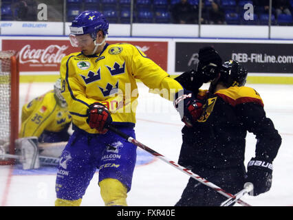 Landshut, Bavière, Allemagne. 17 avr, 2016. De gauche Gustav FORSLING (Suède), Brooks MACEK (Allemagne), .le hockey sur glace, Euro Hockey Challenge, l'Allemagne contre la Suède, Landshut, 17 avril 2016, en préparation pour le Championnat du Monde de l'IIHF en Russie ont lieu deux matches à Rosenheim et de Landshut. © Wolfgang Fehrmann/ZUMA/Alamy Fil Live News Banque D'Images