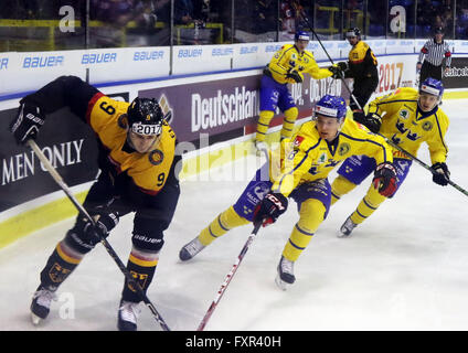 Landshut, Bavière, Allemagne. 17 avr, 2016. De gauche Jerome FLAAKE (Allemagne), Gustav FORSLING (Suède), Markus LJUNGH (Suède), .le hockey sur glace, Euro Hockey Challenge, l'Allemagne contre la Suède, Landshut, 17 avril 2016, en préparation pour le Championnat du Monde de l'IIHF en Russie ont lieu deux matches à Rosenheim et de Landshut. © Wolfgang Fehrmann/ZUMA/Alamy Fil Live News Banque D'Images