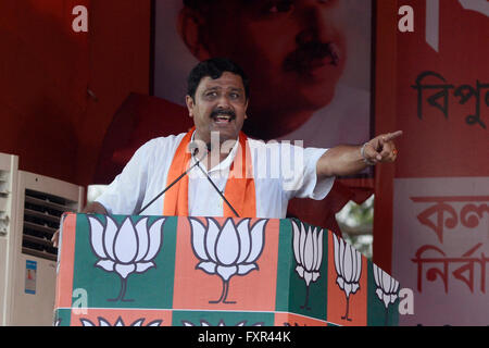 Kolkata, Inde. 17 avr, 2016. Rahul Sinha s'attaquer au rallye.Premier ministre Narendra Modi traite d'une campagne électorale de BJP rassemblement à Sahid Minar pour la Phase II de la phase VI du Bengale de l'Ouest, de l'élection législative © Saikat Paul/Pacific Press/Alamy Live News Banque D'Images