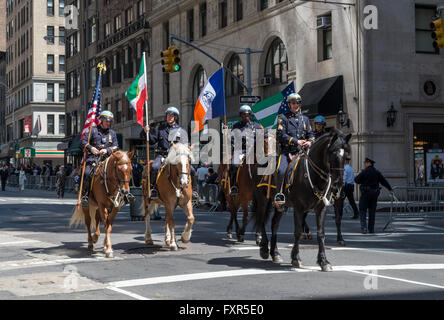 Policiers à Cheval sur des chevaux portant des drapeaux dans la Perse 2016 Parade, New York Banque D'Images