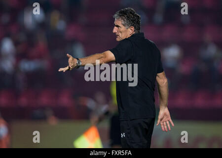 OSASCO, SP - 17/04/2016 : AUDAX X SAO PAULO - São Paulo Bausa, techniques pendant le match entre Audax x Sao Paulo, valide les quarts de finale du championnat, qui a eu lieu au stade Maire Jos ? Liberatti à Osasco. (Photo : Marcelo Machado de Melo / FotoArena) Banque D'Images