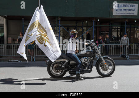 New York, USA. 17 avril, 2016. Les gens se rassemblent pour célébrer le Nouvel an persan (NOROUZ) et l'Iran la richesse de la culture et du patrimoine dans un défilé annuel sur Madison Avenue à New York. Credit : Elizabeth Service/Alamy Live News Banque D'Images