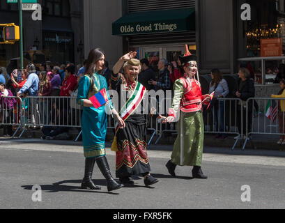 New York, USA. 17 avril, 2016. Les gens se rassemblent pour célébrer le Nouvel an persan (NOROUZ) et l'Iran la richesse de la culture et du patrimoine dans un défilé annuel sur Madison Avenue à New York. Credit : Elizabeth Service/Alamy Live News Banque D'Images