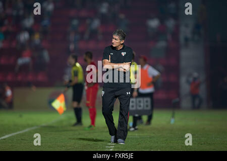 OSASCO, SP - 04/17/2016 : AUDAX X SAO PAULO - Edgardo Bauza, Sao Paulo technique pendant le match entre Audax x Sao Paulo, valide les quarts de finale du championnat, qui a eu lieu au stade Maire Jos ? Liberatti à Osasco. (Photo : Marcelo Machado de Melo / FotoArena) Banque D'Images