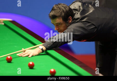 Sheffield, Angleterre. 17 avr, 2016. Ronnie O'Sullivan, de l'Angleterre est en concurrence au premier tour match contre David Gilbert, de l'Angleterre au Championnat du monde de snooker 2016 à Sheffield, en Grande-Bretagne, le 17 avril 2016. © Han Yan/Xinhua/Alamy Live News Banque D'Images