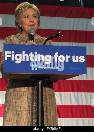 Hollywood, Californie, USA. Apr 16, 2016. J15826CHW.Hilary Clinton Visites Los Angeles Southwest College lors des collectes de fonds .Voyage Los Angeles Southwest College, Los Angeles, CA.04/16/2016.Hilary Clinton .©Clinton H. Wallace/Photomundo/ International Inc © Photos Clinton Wallace/Globe Photos/ZUMA/Alamy Fil Live News Banque D'Images