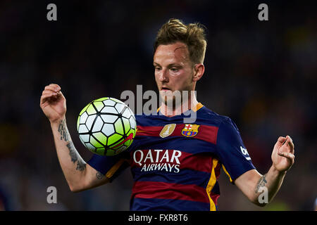 Ivan Rakitic (FC Barcelone), au cours de la Liga match de foot entre FC Barcelone et Valence CF, au Camp Nou à Barcelone, Espagne, samedi, 17 avril 2016. Foto : S.Lau Banque D'Images