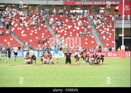 Singapour. 17 avr, 2016. Groupe de l'équipe du Kenya (KEN), le 17 avril 2016 - Rugby : Les joueurs du Kenya célébrer après avoir remporté la Série mondiale HSBC Sevens, Singapour et le Kenya match à 7 finales de Coupe (Fidji) au Stade National de Singapour. © Haruhiko Otsuka/AFLO/Alamy Live News Banque D'Images