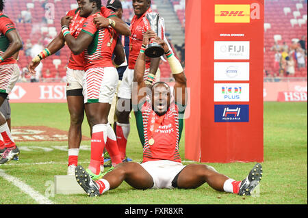 Singapour. 17 avr, 2016. Groupe de l'équipe du Kenya (KEN), le 17 avril 2016 - Rugby : Les joueurs du Kenya célébrer après avoir remporté la Série mondiale HSBC Sevens, Singapour et le Kenya match à 7 finales de Coupe (Fidji) au Stade National de Singapour. © Haruhiko Otsuka/AFLO/Alamy Live News Banque D'Images