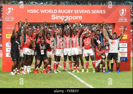 Singapour. 17 avr, 2016. Groupe de l'équipe du Kenya (KEN), le 17 avril 2016 - Rugby : Les joueurs du Kenya célébrer après avoir remporté la Série mondiale HSBC Sevens, Singapour et le Kenya match à 7 finales de Coupe (Fidji) au Stade National de Singapour. © Haruhiko Otsuka/AFLO/Alamy Live News Banque D'Images