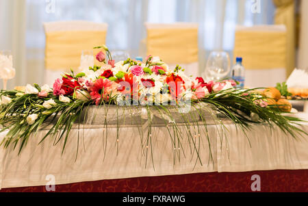 De belles fleurs sur table en jour du mariage Banque D'Images