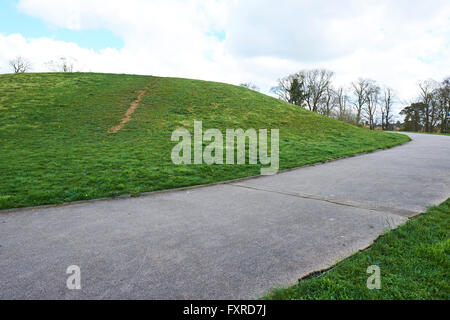 À l'origine un montage enterrer Motte et Bailey Motte Château gravé le long du sentier est une chronologie des dates clés UK Towcester Banque D'Images