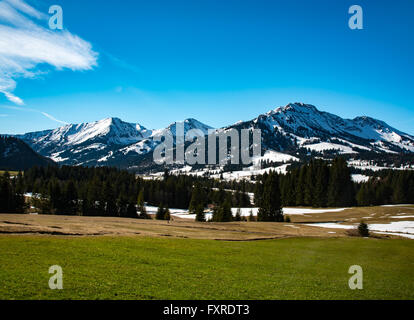 Vue panoramique sur le paysage magnifique dans les Alpes bavaroises Banque D'Images