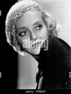 BETTE DAVIS (1908-1989) Actrice américaine en 1934 alors qu'promotijng son film de servitude humaine Banque D'Images