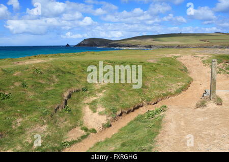 Sentier du littoral sur la façon d'Boobys bay, North Cornwall, England, UK Banque D'Images