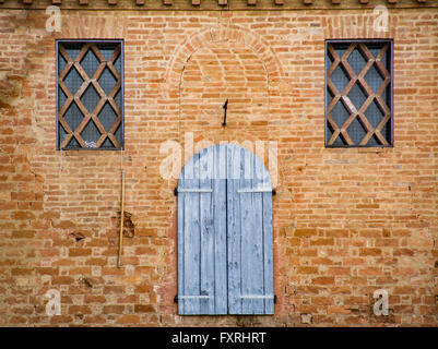 Détail des fenêtres d'un ancien bâtiment dans le village toscan de buonconvento Banque D'Images