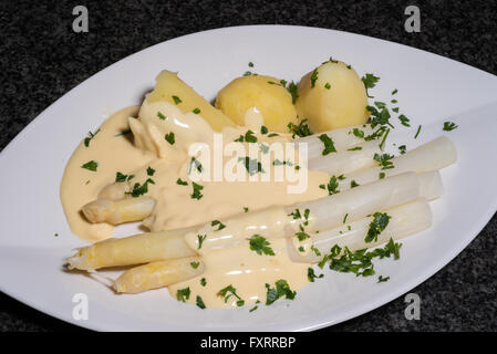 Les asperges blanches cuites avec des pommes de terre et parslay Banque D'Images