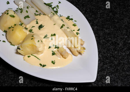 Les asperges blanches cuites avec des pommes de terre et parslay Banque D'Images