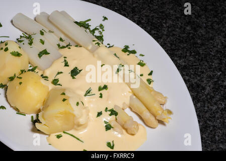 Les asperges blanches cuites avec des pommes de terre et parslay Banque D'Images