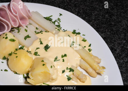 Les asperges blanches cuites avec des pommes de terre, jambon et parslay Banque D'Images