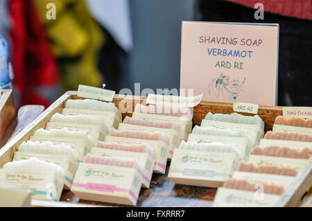 Savon de rasage à la main des bars à la vente à un décrochage du marché. Banque D'Images