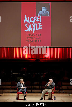 Alexei Sayle dans 'Une soirée avec Alexei Sayle' à Liverpool Philharmonic Hall comprend : Alexei Sayle, Frank Cottrell-Boyce Où : Liverpool, Royaume-Uni Quand : 17 Mars 2016 Banque D'Images