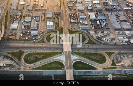 Vue aérienne, de l'autoroute Interstate 710 W Anaheim Street, cloverleaf intersection, Long Beach, comté de Los Angeles Banque D'Images