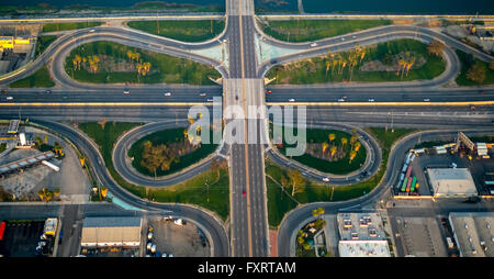 Vue aérienne, de l'autoroute Interstate 710 W Anaheim Street, cloverleaf intersection, Long Beach, comté de Los Angeles Banque D'Images