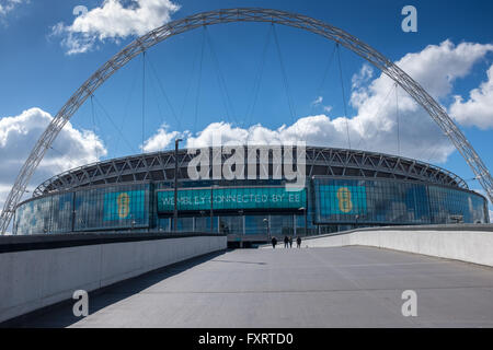 Le stade de Wembley , approché par voie de Wembley London England Banque D'Images