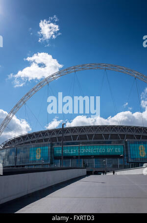 Le stade de Wembley , approché par voie de Wembley London England Banque D'Images