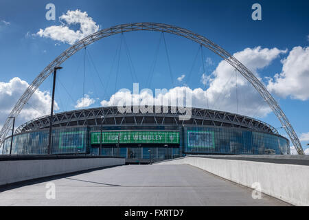 Le stade de Wembley , approché par voie de Wembley London England Banque D'Images