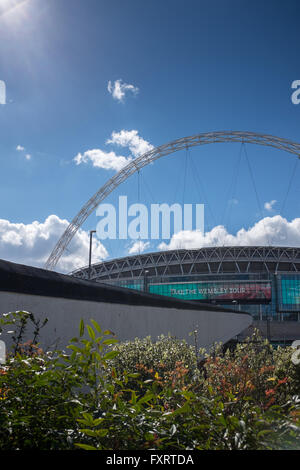 Le stade de Wembley , approché par voie de Wembley London England Banque D'Images