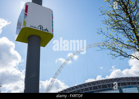 Le stade de Wembley , approché par voie de Wembley London England Banque D'Images